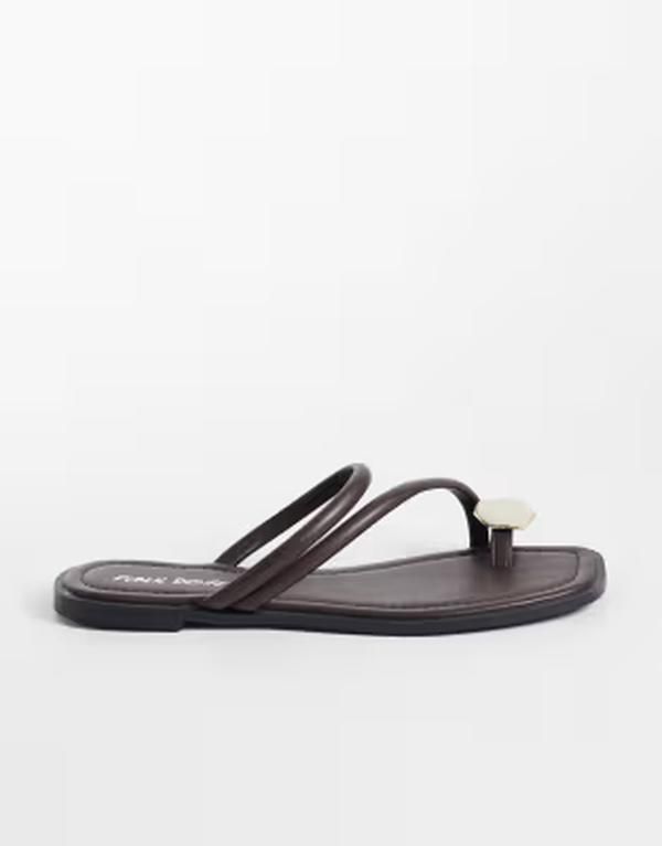 パブリックデザイア ワイドフィット レディース シューズ サンダル Public Desire Wide Fit Farron flat sandals with fauxstone appliqu