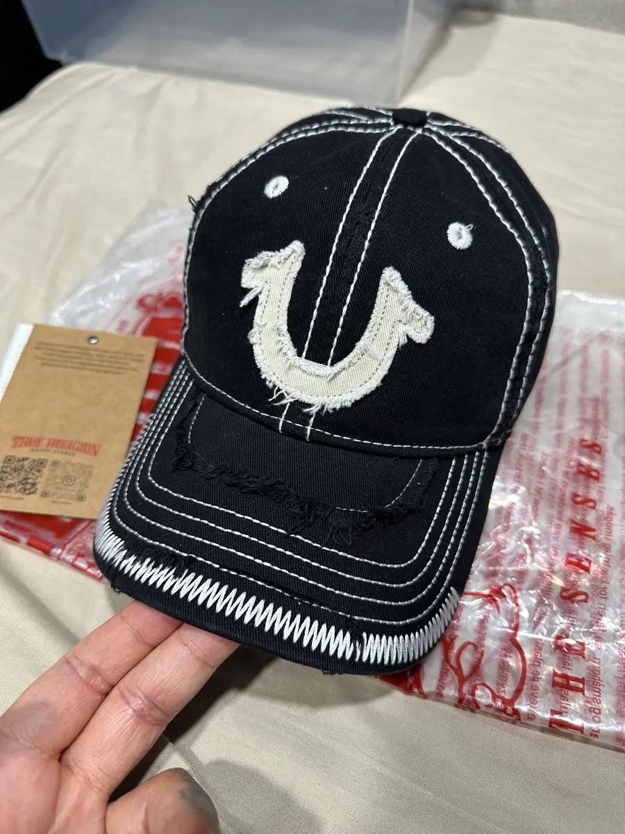 トゥルーレリジョン BIGスティッチ ベースボールキャップ ブラック