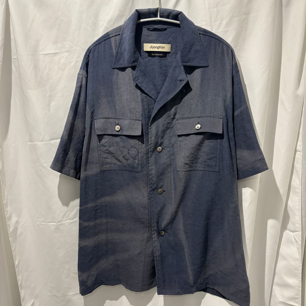 JiyongKim ジヨンキム 25SS Sun-Bleached Tailored Collar Shirt P/N 半袖シャツ JK25SSTO06 ブルー系 size:L【中目黒B08】 27,083円