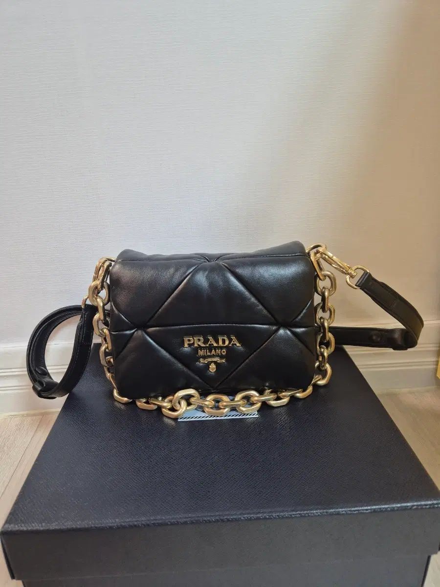 PRADA プラダ キルティング チェーン ショルダーバッグ ブラック 255,783円