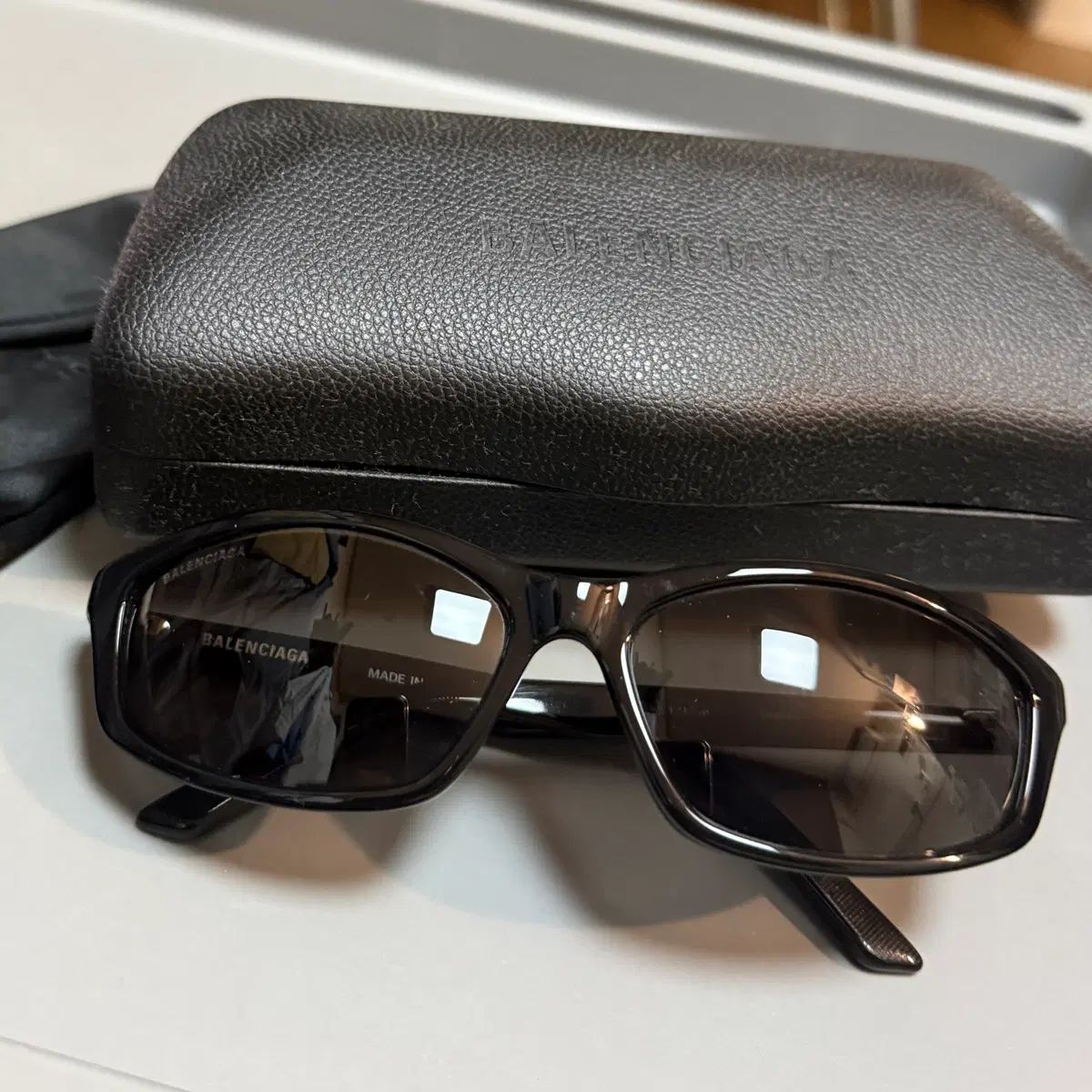 バレンシアガ サングラス BB0401S 33,886円