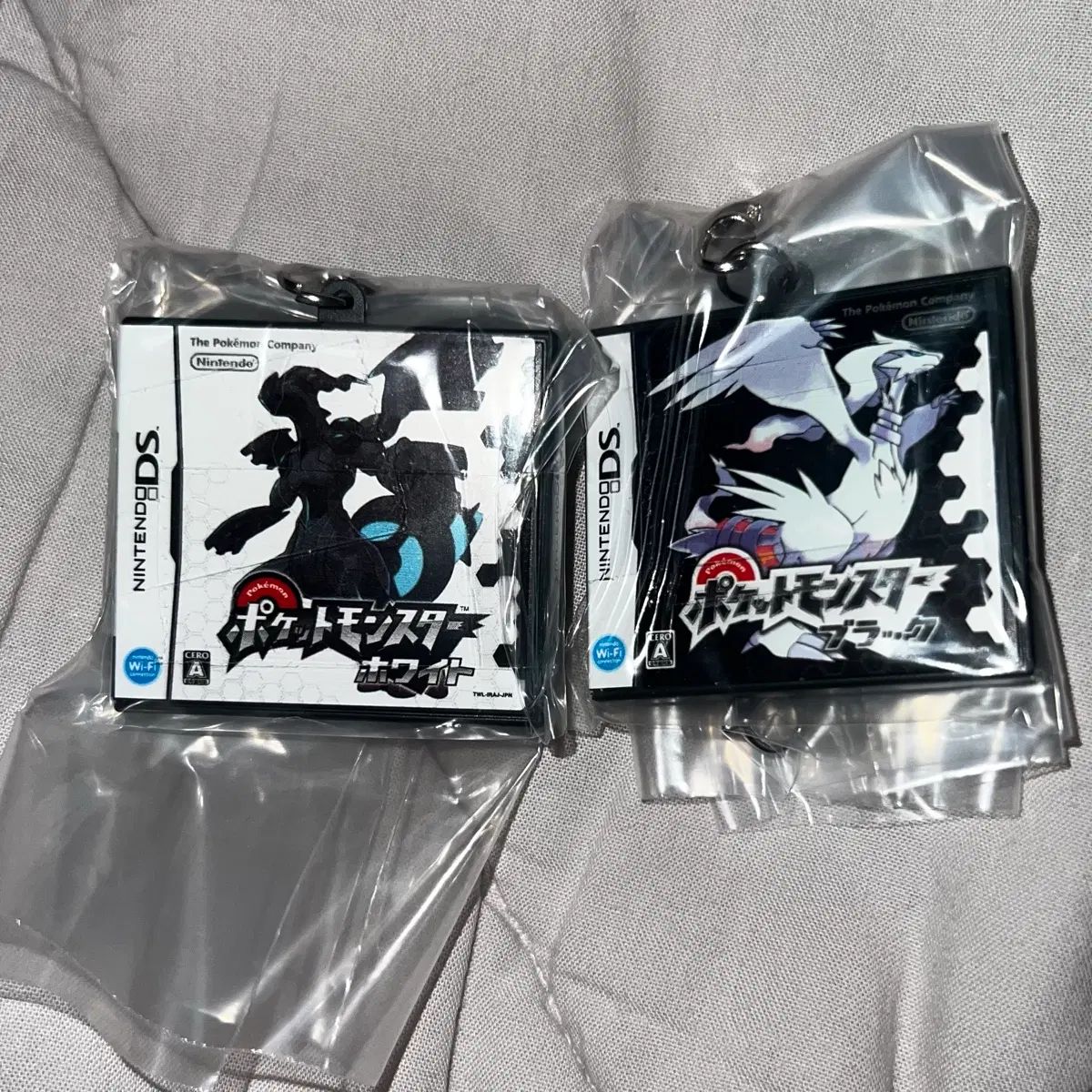 (まとめ) ポケットモンスター ポケットモンスターカートリッジ Nintendo（任天堂）チップキーホルダー ブラック ホワイト