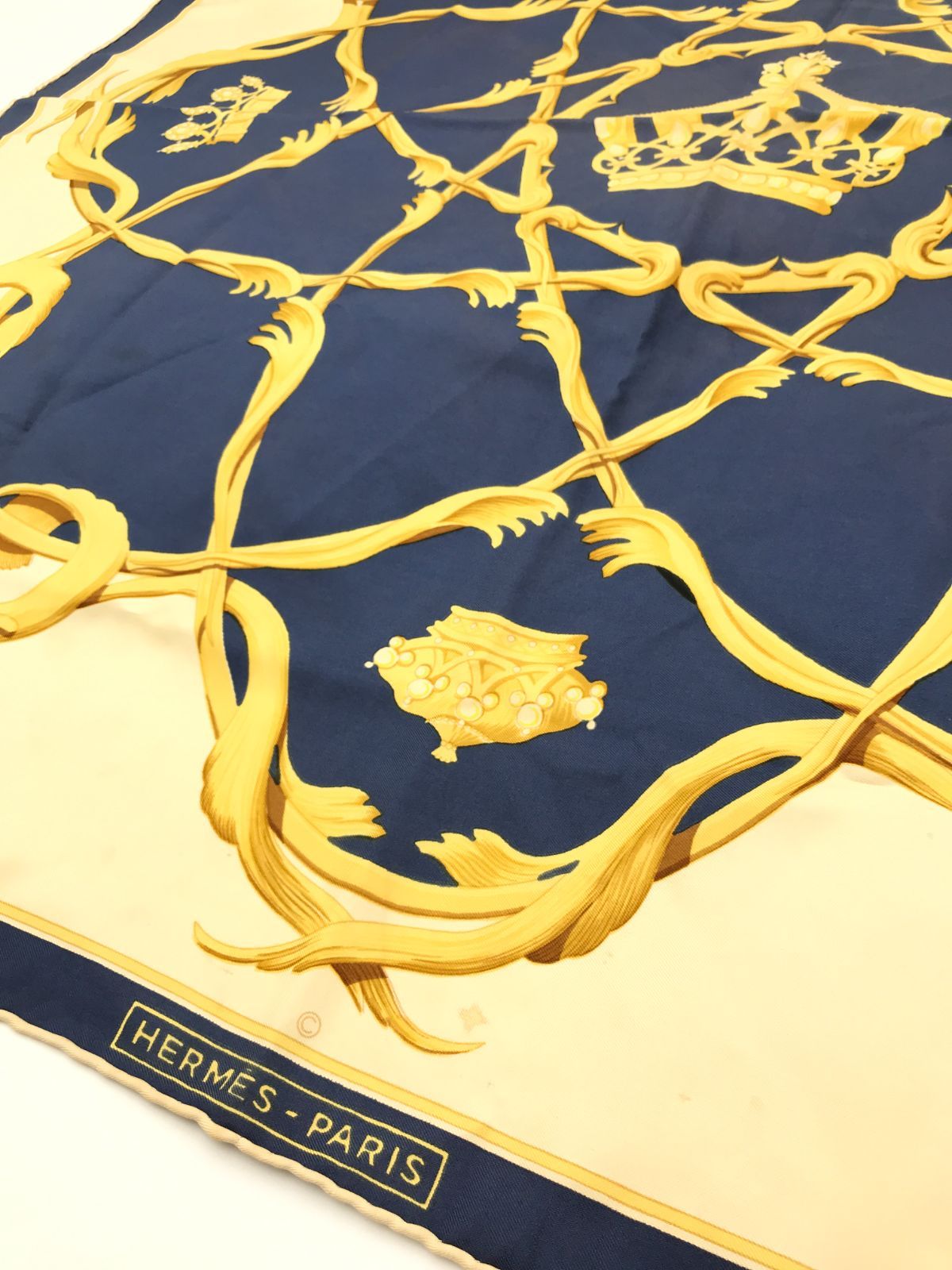 HERMES　エルメス　大判スカーフ　カレ90　王冠　ネイビー×アイボリー系　2901