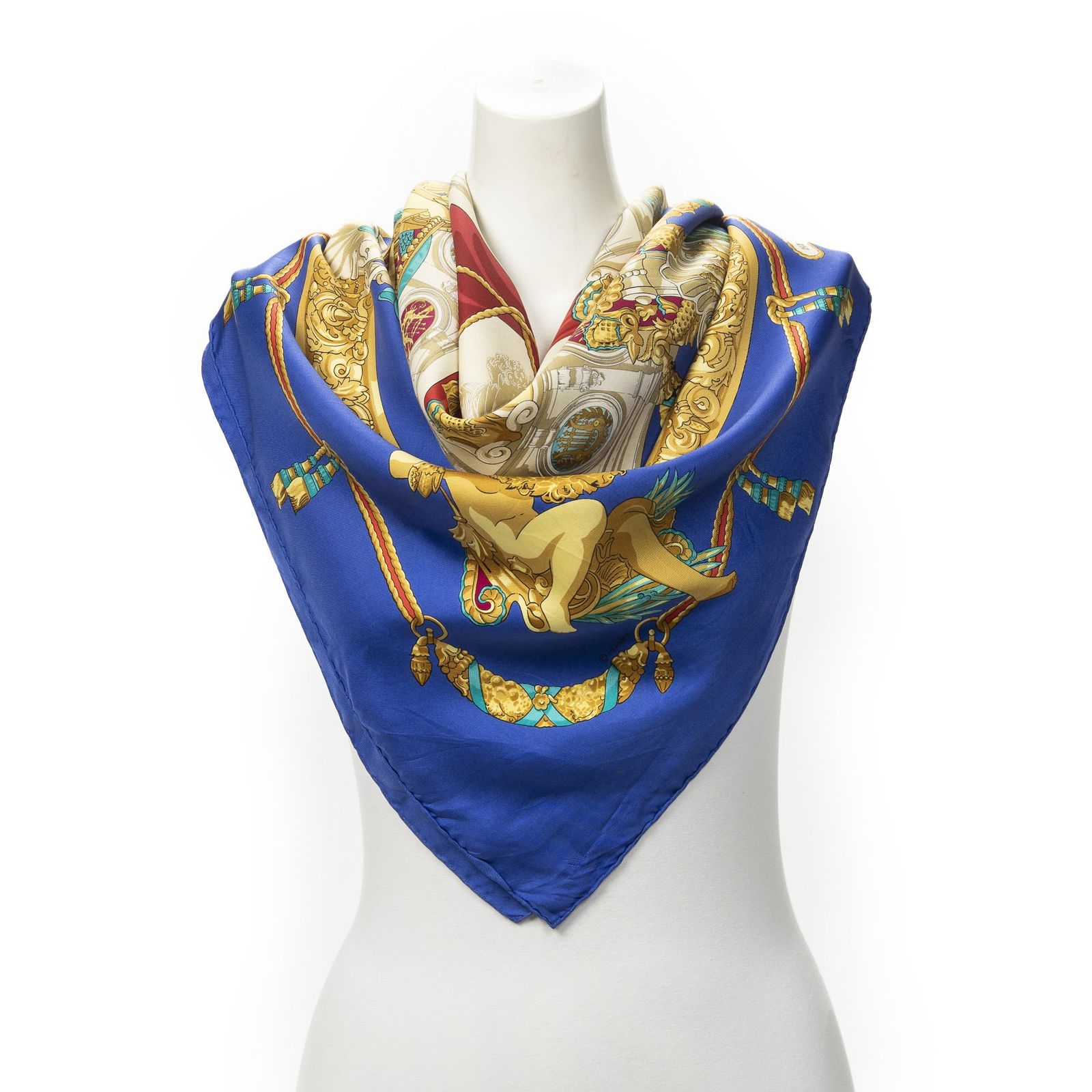 [中古] HERMES エルメススカーフ青、金、ベージュ100% ツイルシルクAB