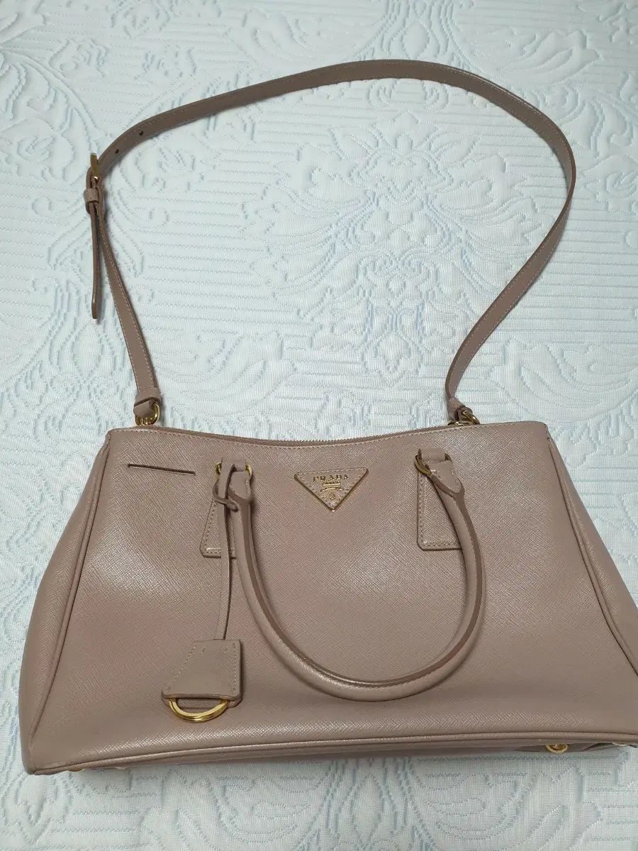 PRADA サフィアーノ ショルダーバッグ ピンク 42,528円
