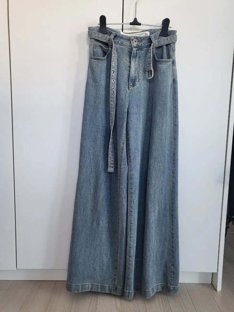 DEWL デニム ズボンです
