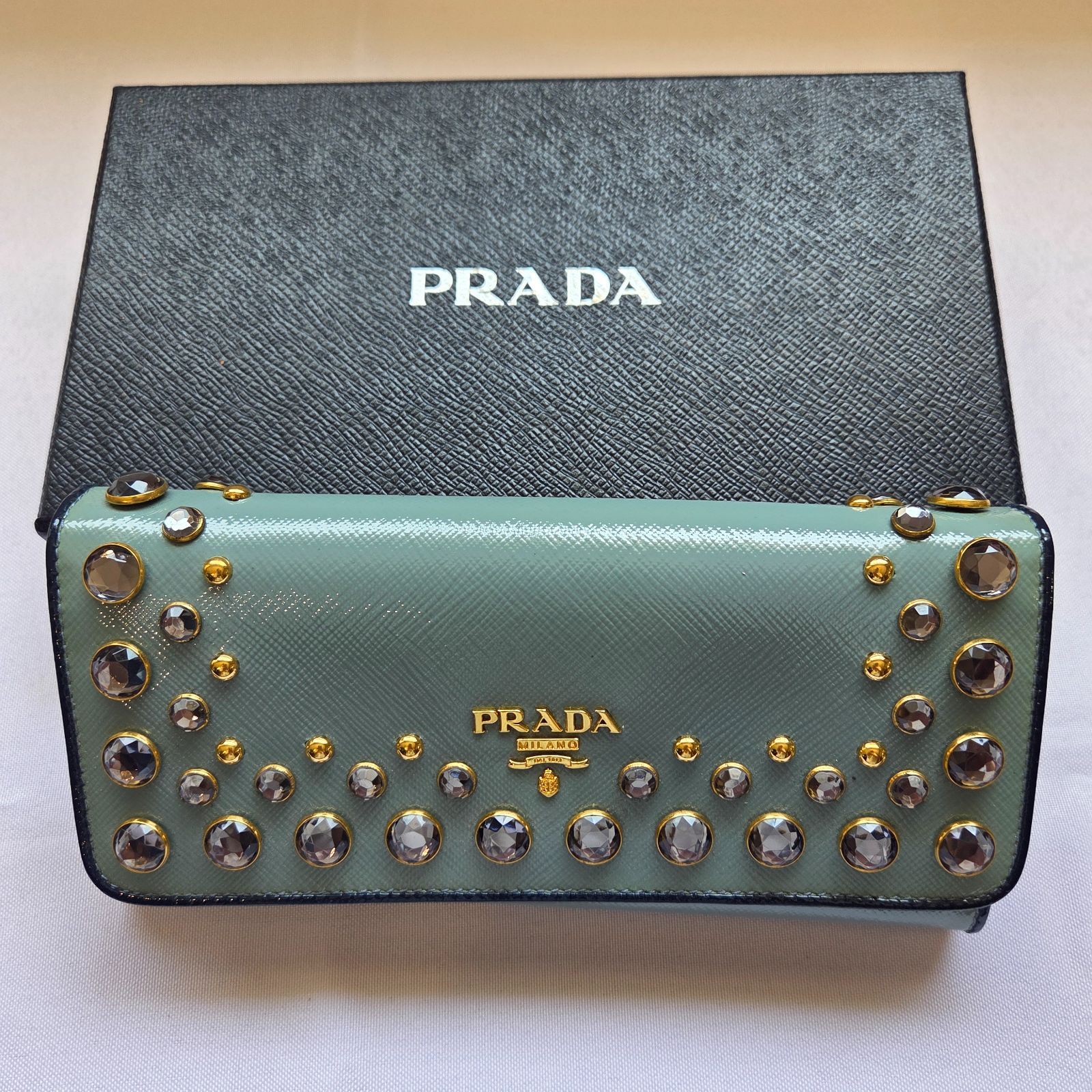 PRADA プラダ サフィアーノ ビジュー スタッズ フラップ 長財布 ライト