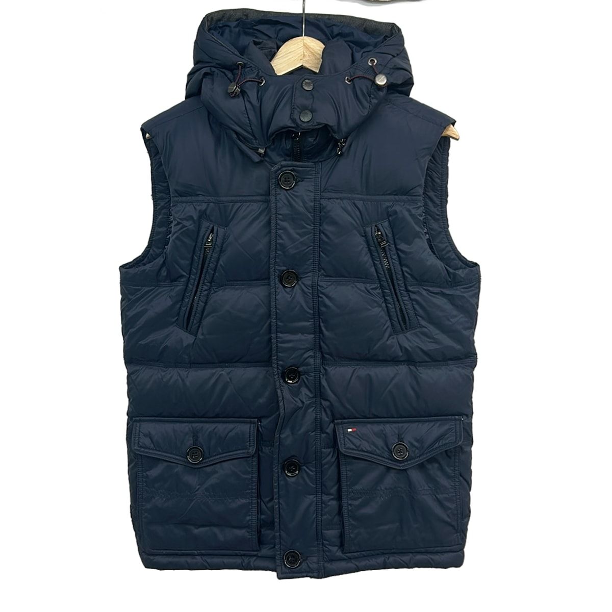 TOMMY HILFIGER(トミーヒルフィガー) ダウンベスト サイズM メンズ美品 - ネイビー ジップアップ/冬