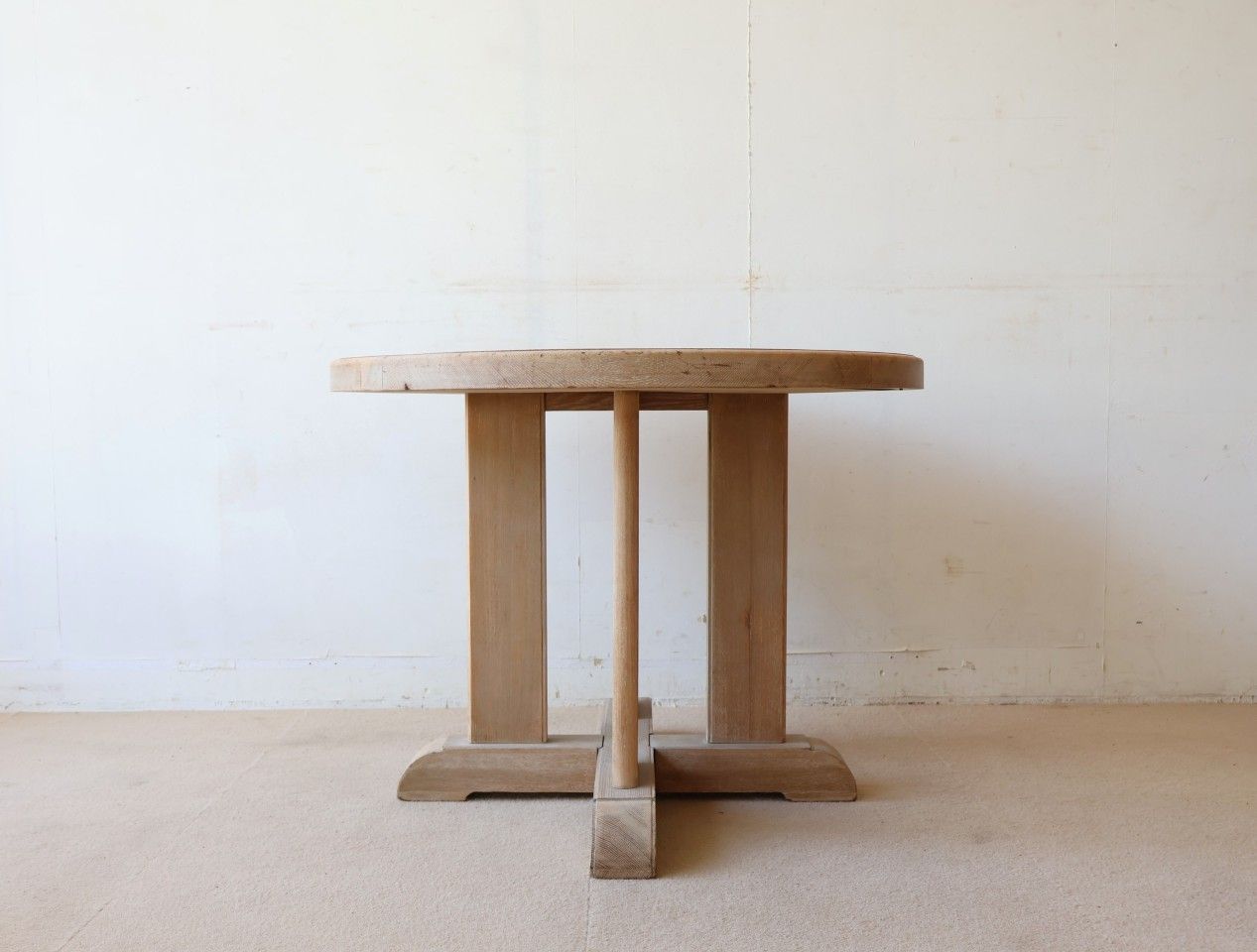A162　ラウンドテーブル　机　作業台　丸テーブル　飾り棚　展示台　陳列台　アトリエ　古い木　木製　古家具　古道具　店舗什器　インテリア　リビング　カフェ　喫茶店　備品　レトロ　ヴィンテージ　アンティーク