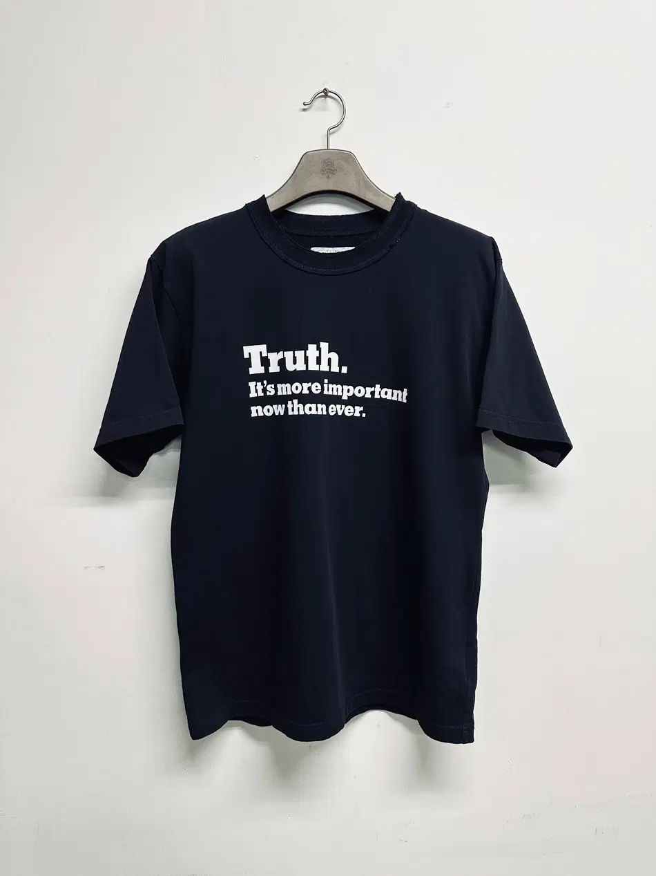 SACAI x NEW YORK TIMES コラボ レタリング 半袖 Tシャツ (4)