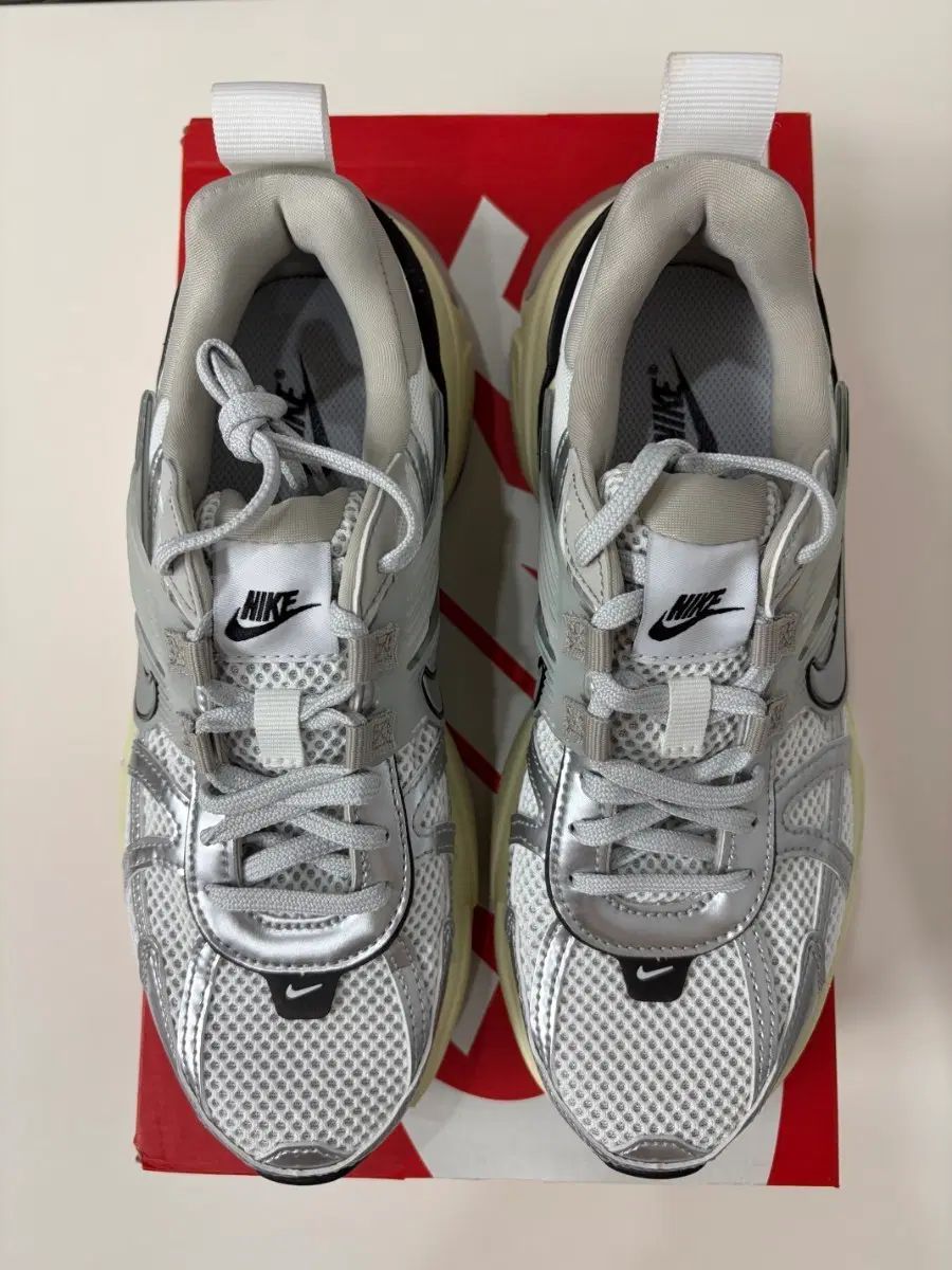 新品 NIKE v2k RUN サミット 白 メタリックシルバー 13,834円