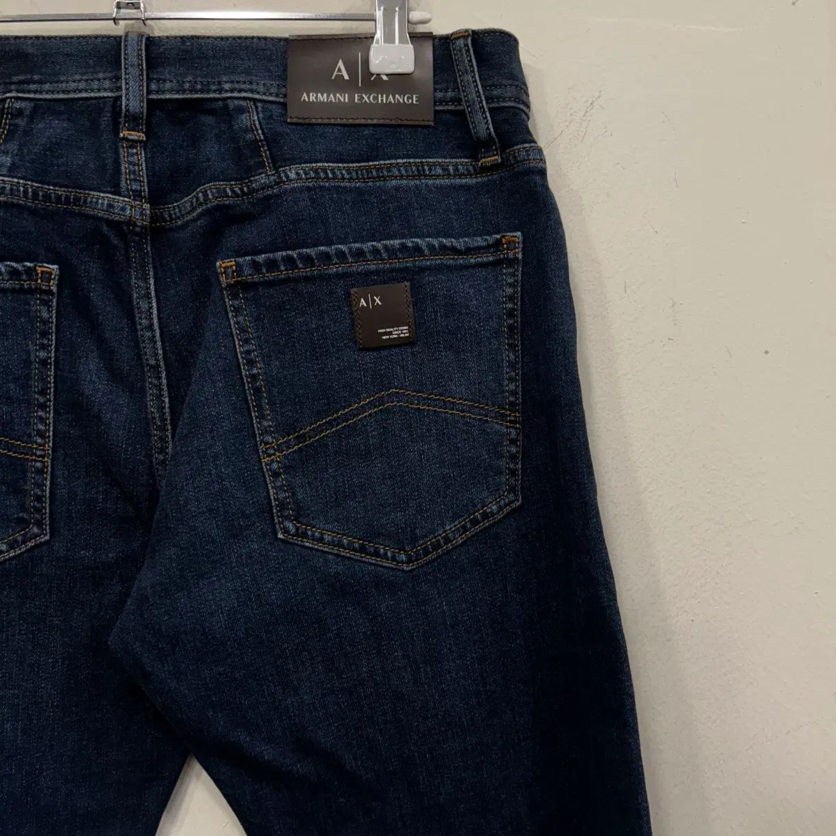 ARMANI EXCHANGE アルマーニ エクスチェンジ ストレートフィット プレーン デニムパンツ 8,895円