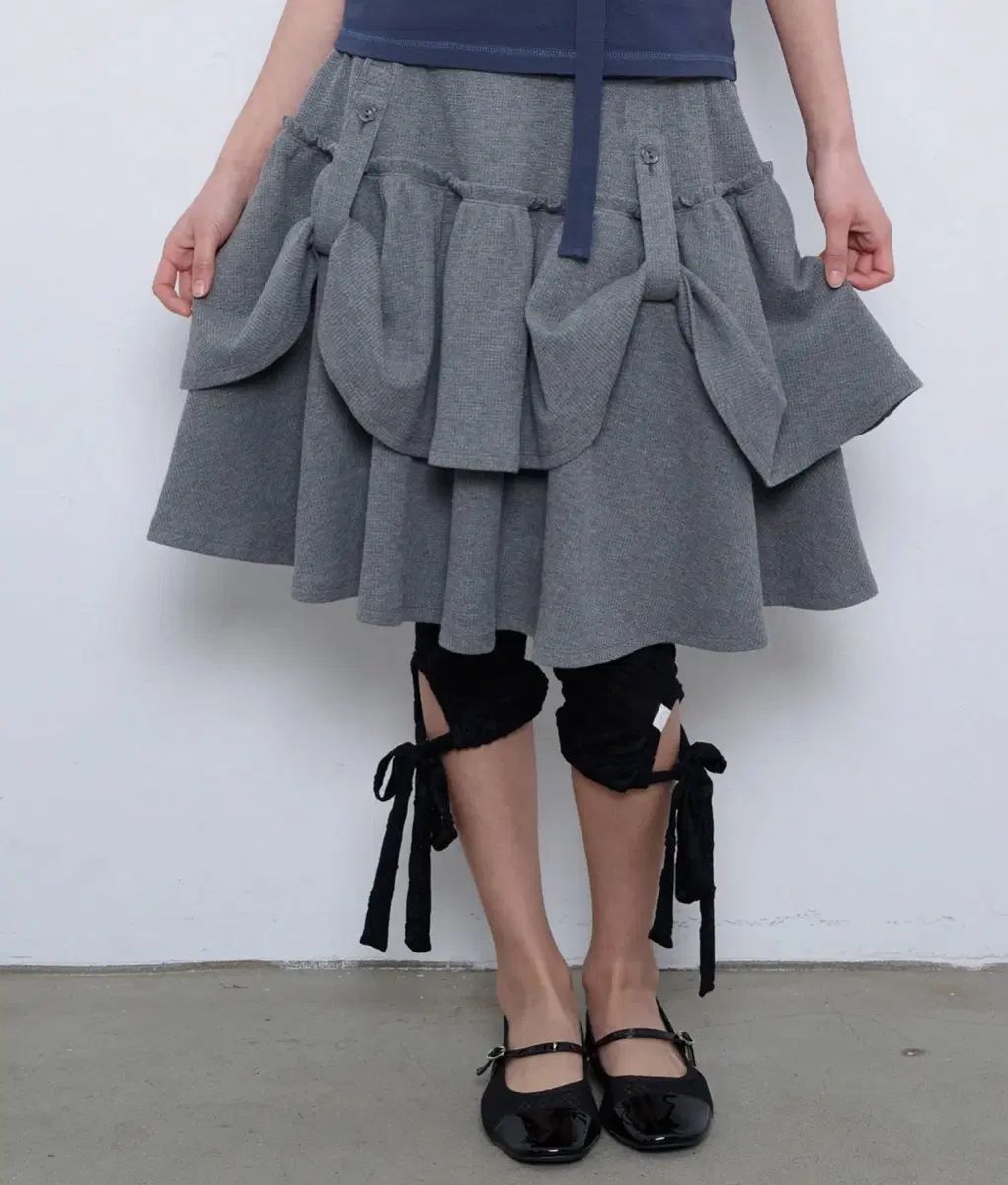 秋山 澪 ROLLING MIDI SKIRT CHARCOAL