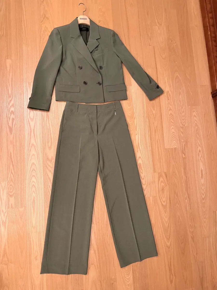 ジゴット JIGOTT オリーブグリーン クロップド セットアップ (24SS)