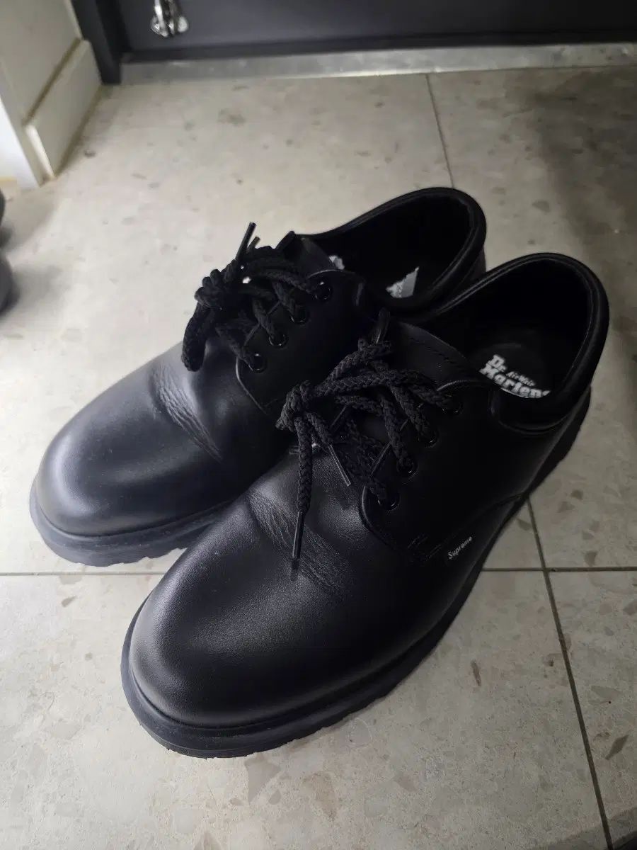 DR. MARTENS x Supreme Supreme 4-Eye Shoe Black - 26SS 290