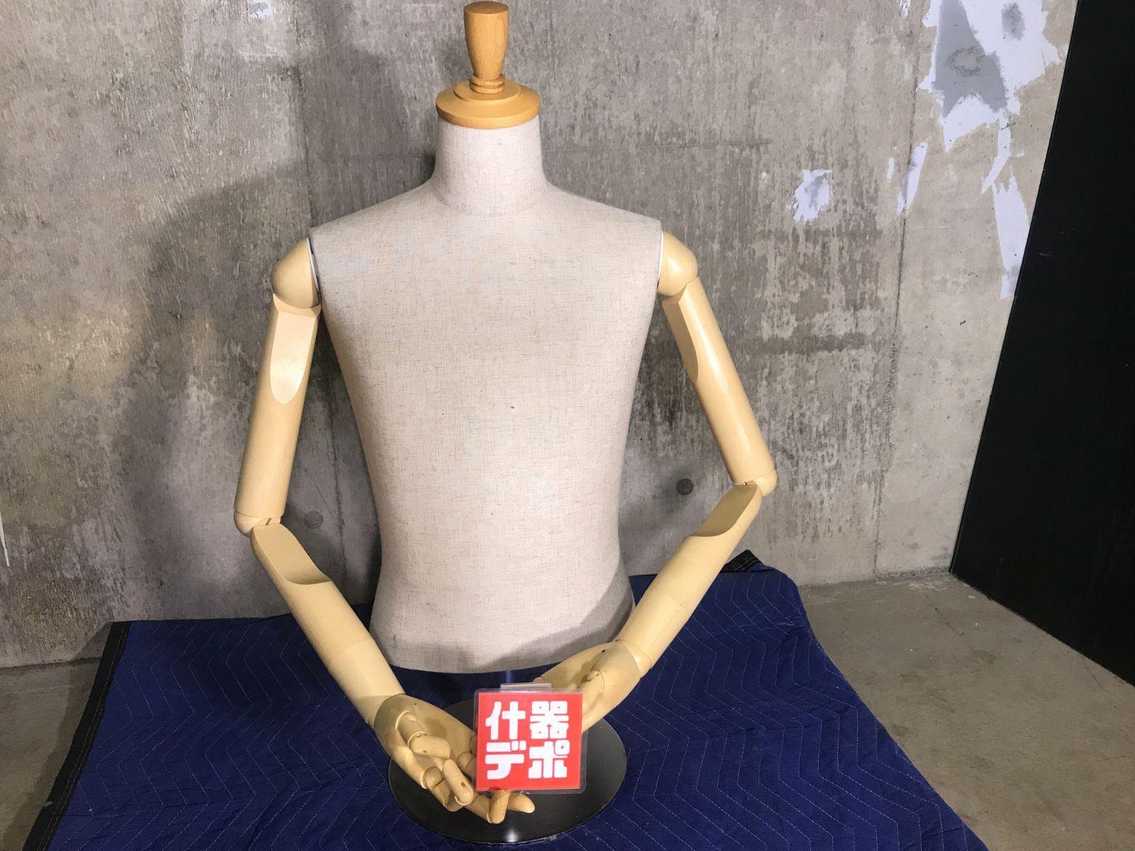 トルソー シライ Rebody マネキン　アパレル　什器　什器デポ　ラック　フック　半身　卓上 トルソー マネキン 可動腕付き 木製アーム 芯地ニットメンズ 紳士 Mサイズ 撮影用 フリマ撮影用 洋服撮影 出品用 着画 衣装合わせ