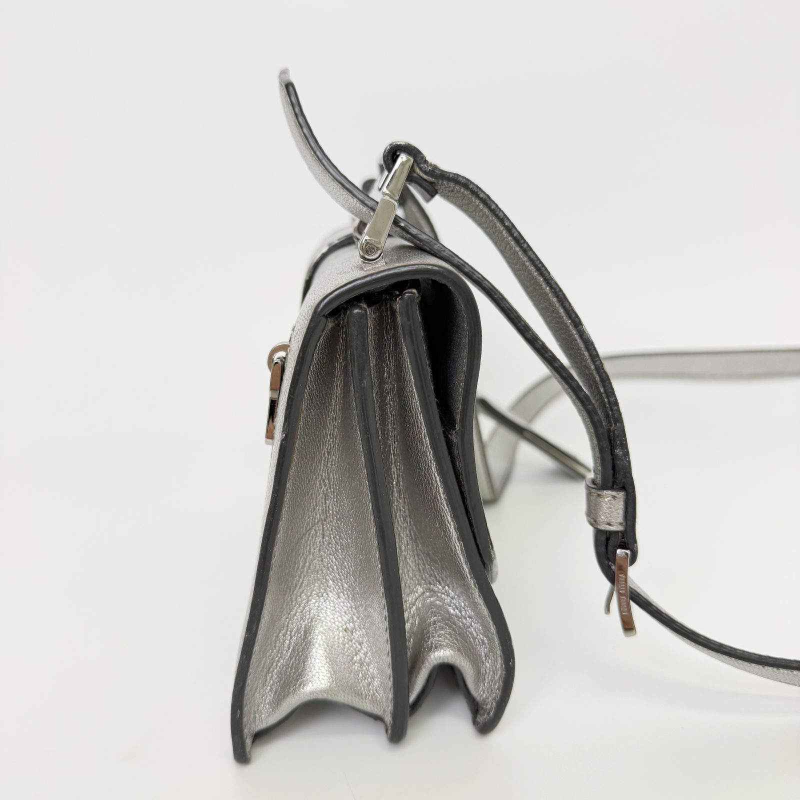 中古】MIU MIU ミュウミュウ メタリックレザー プッシュロック 斜め