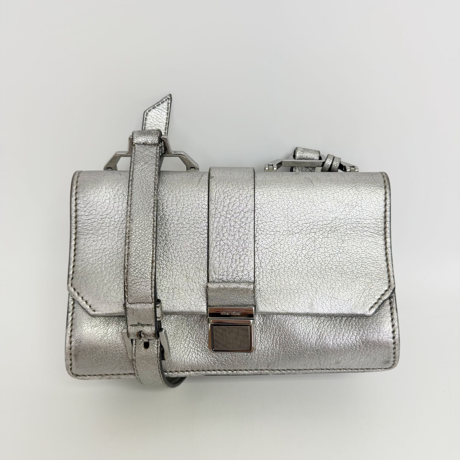 中古】MIU MIU ミュウミュウ メタリックレザー プッシュロック 斜め
