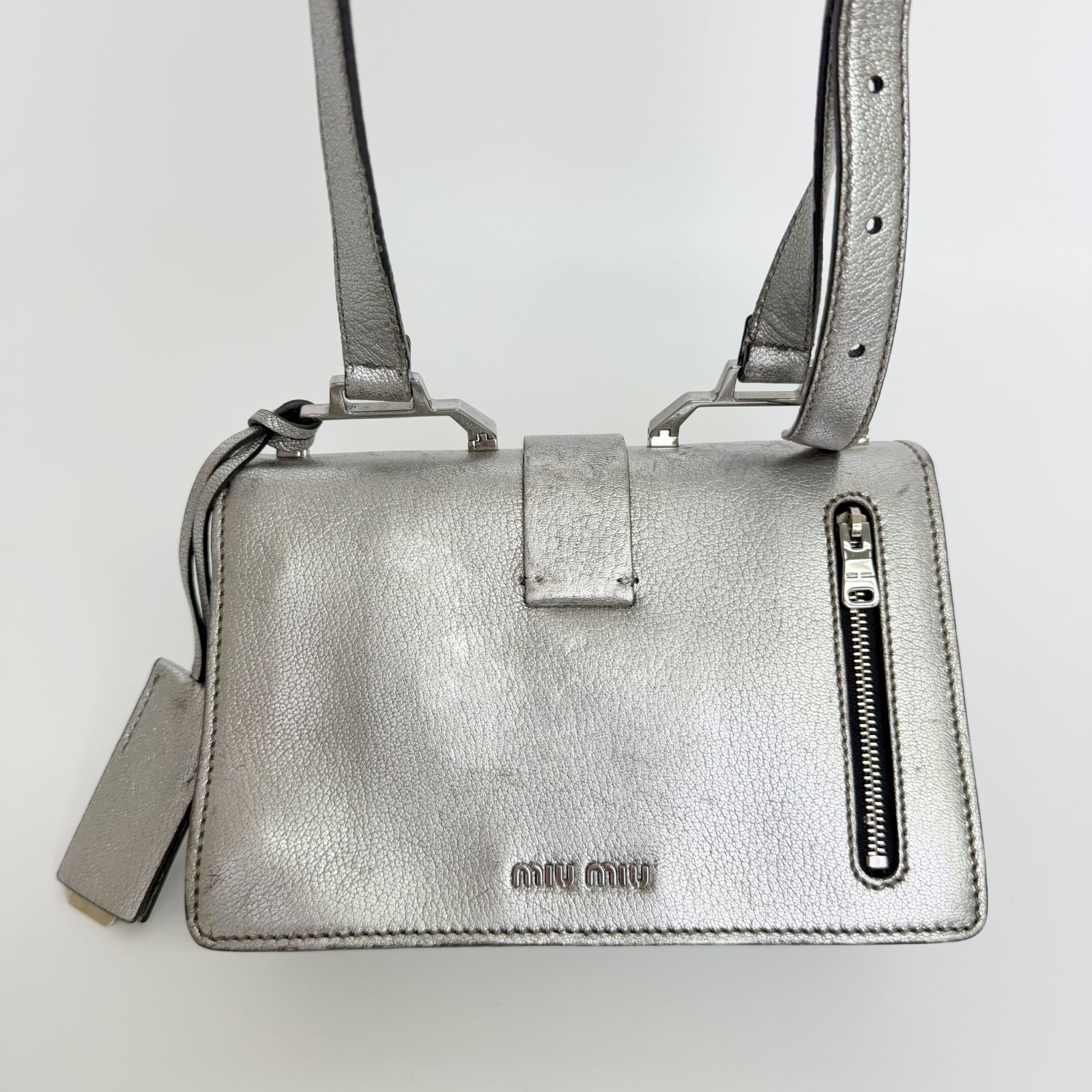 中古】MIU MIU ミュウミュウ メタリックレザー プッシュロック 斜め