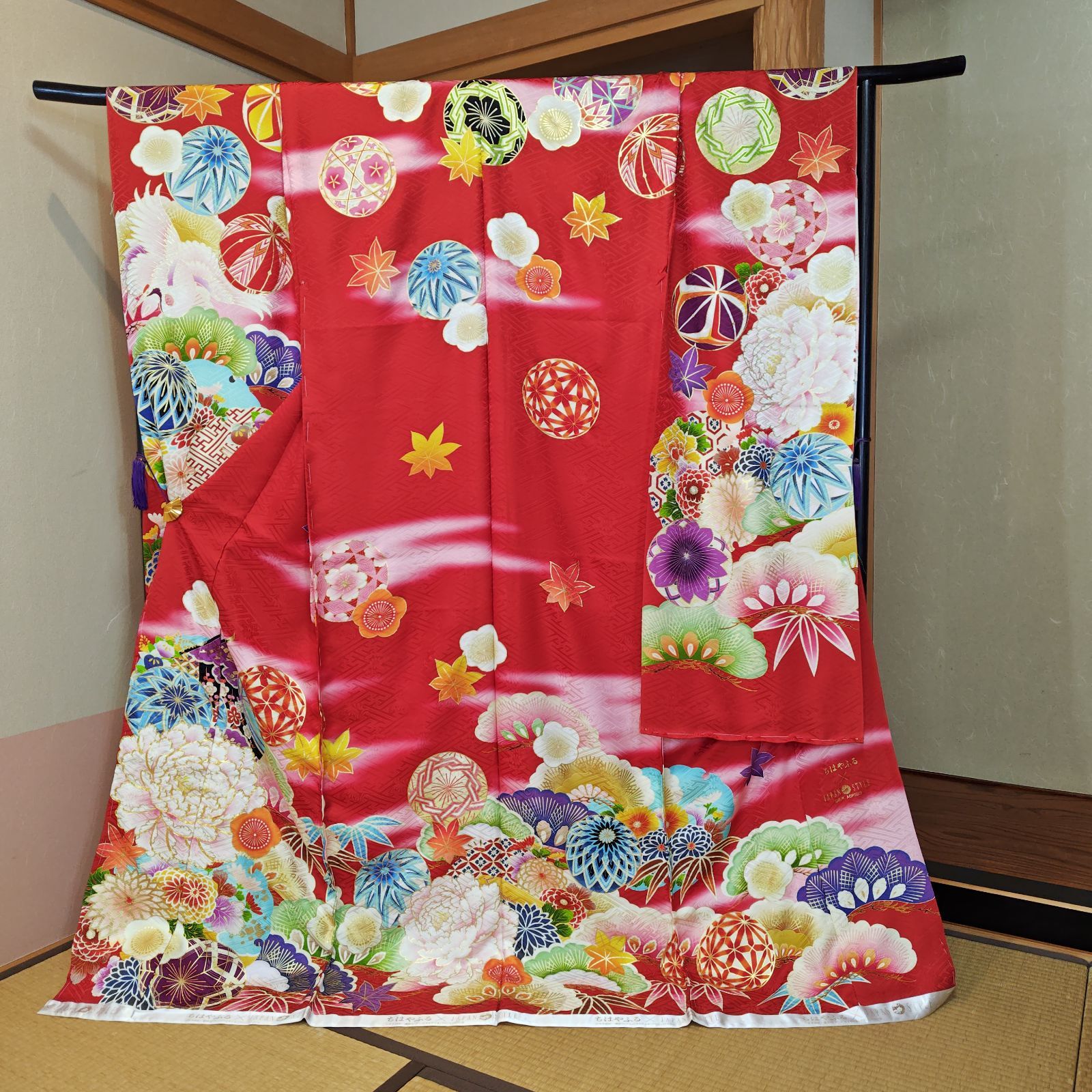 正絹お振袖　新品未仕立て品　赤　モダン　コラボ作品　お仕立て上がり価格