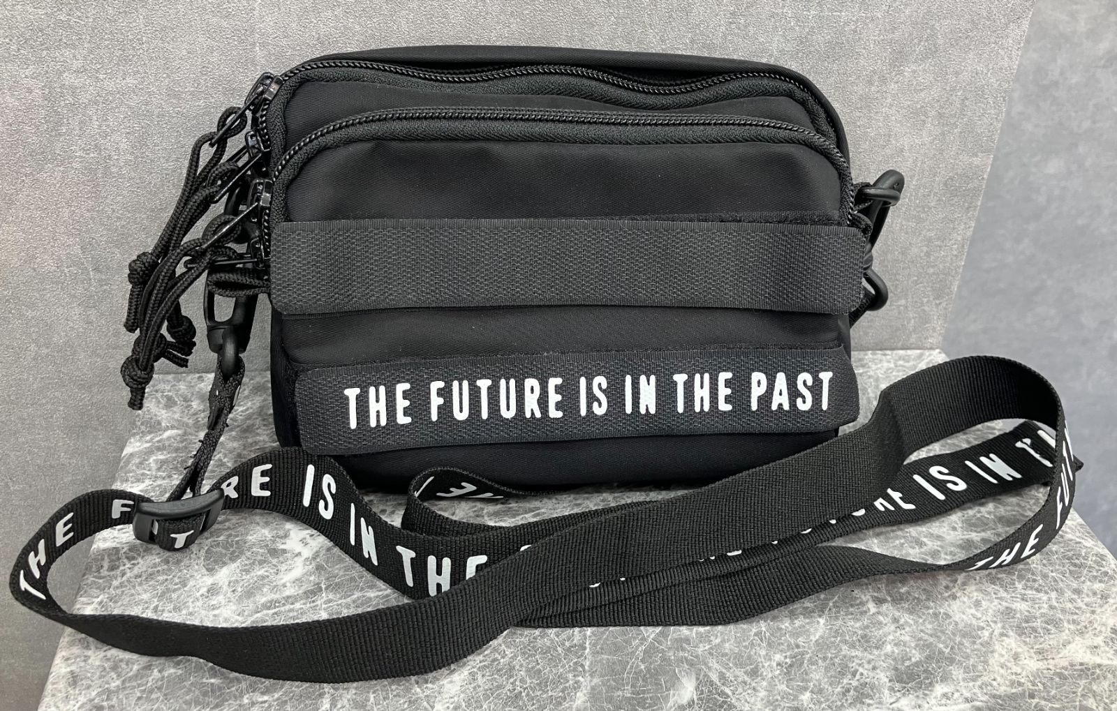 【送料無料】HUMAN MADE ヒューマンメイド ショルダーバッグ ブラック 黒 THE FUTURE IS IN THE PASTロゴ入り