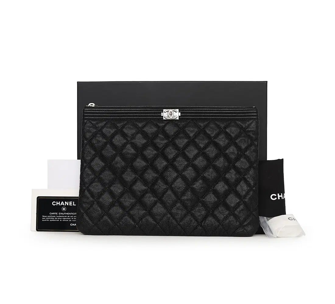 中古ブランド CHANEL ボーイ クラッチバッグ ニューミディアム シルバー キャビア 28番台 A84406