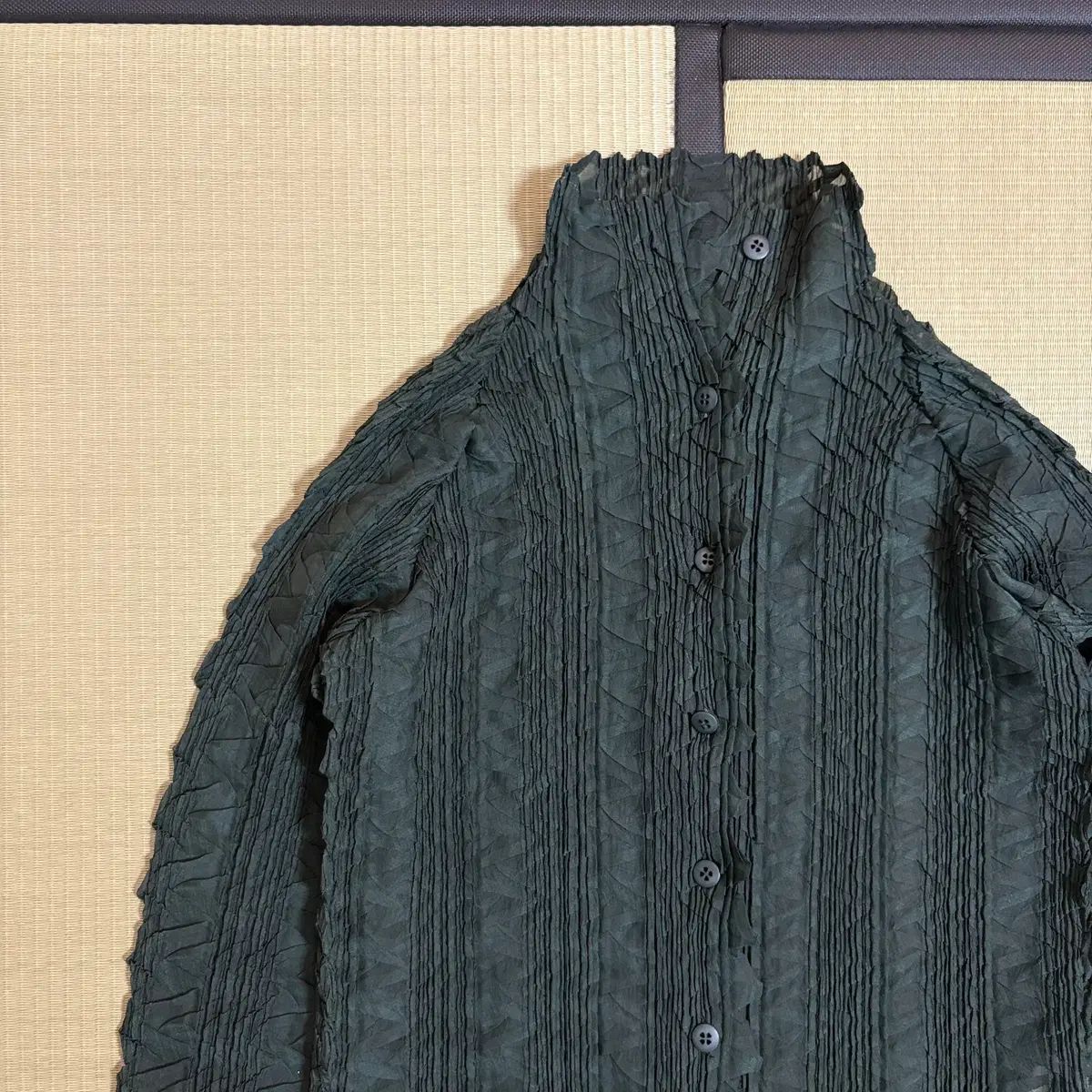イッセイ ミヤケ ISSEY MIYAKE ペト シアー ハイネック プリーツ ブラウス