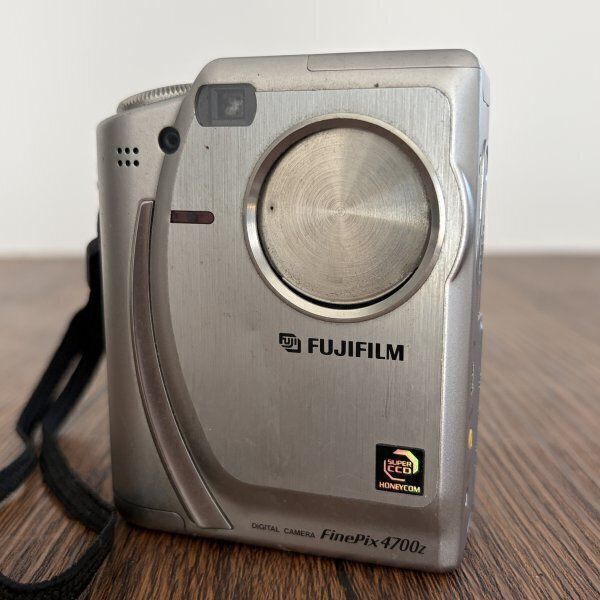 FUJIFILM FinePix 4700z Fujifilm Silver Compact Digital Camera Digital Camera SUPER CCD HONEYCOMB Operation Unconfirmed Junk