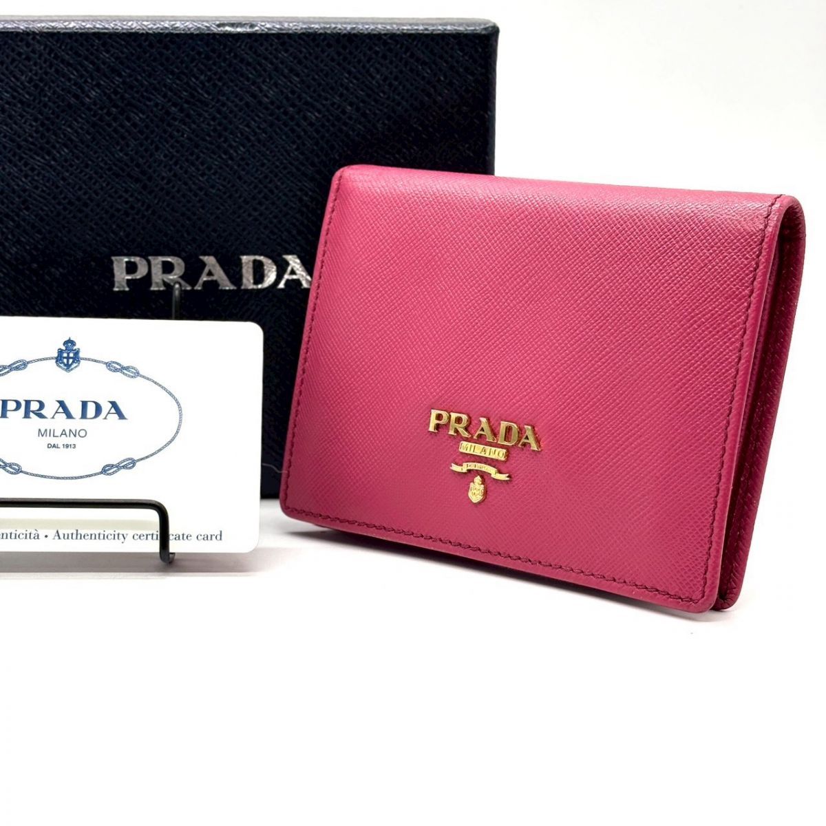 【洗練が薫る携帯美学】　PRADA　二つ折り財布 サフィアーノレザー ゴールドロゴ コンパクトウォレット 付属品完備　ピンク