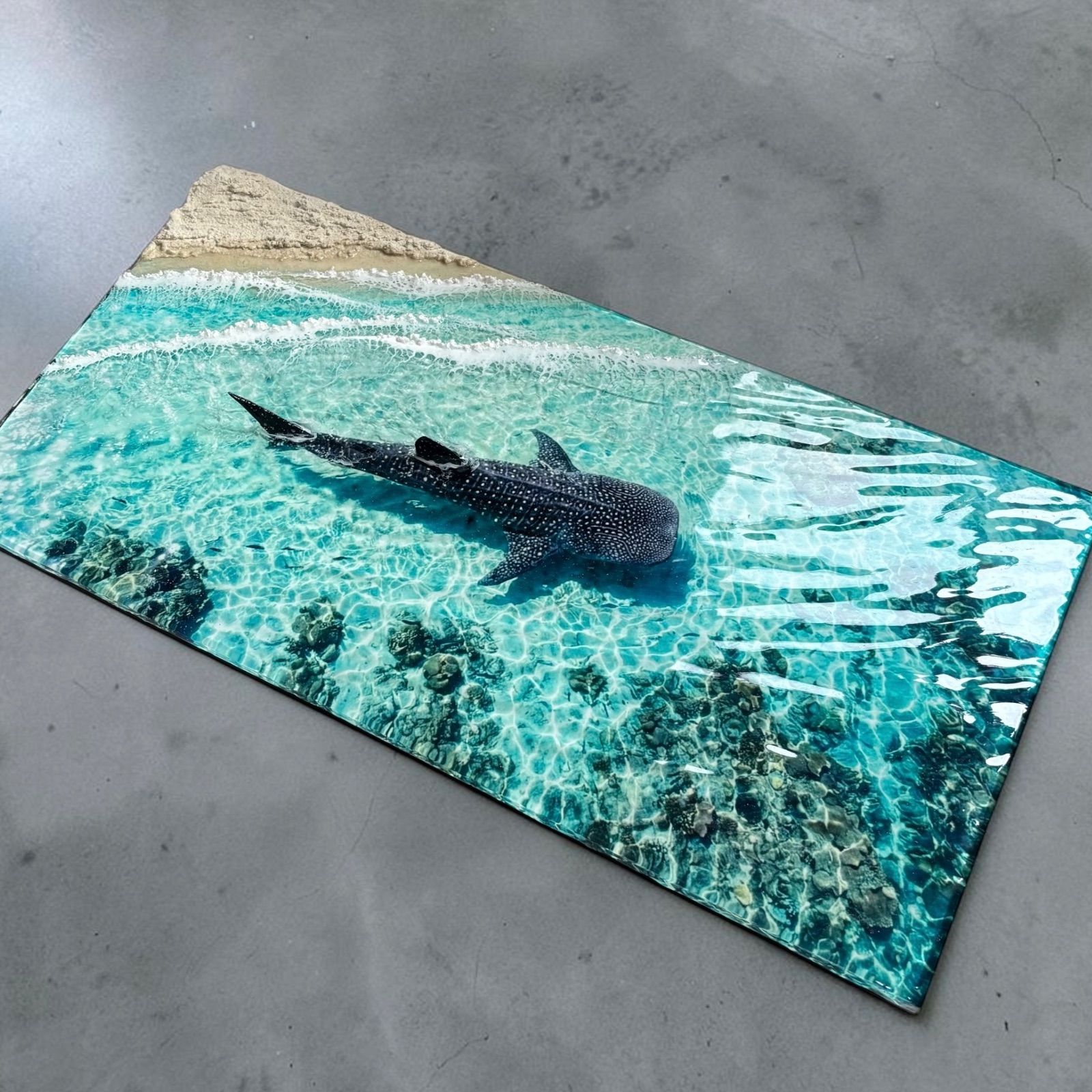 <特大傾斜厚盛りボード　ジンベエザメ> 超立体 沖縄の海 レジンアートボード　美ら海　オーシャンアート　1041