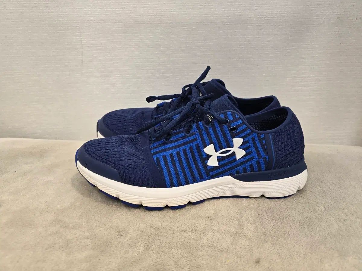 ほぼ新品) UNDER ARMOUR アンダーアーマー スピードフォーム ジェミニ3 ランニングシューズ スニーカー 275