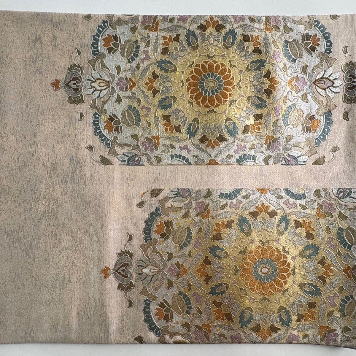 袋帯 名品 落款 華文 花唐草 螺鈿 金銀彩 ピンクベージュ お太鼓柄 正絹 【中古】 袋帯 名品 落款 華文 花唐草 螺鈿 金銀彩 ピンクベージュ お太鼓柄 正絹 【中古】