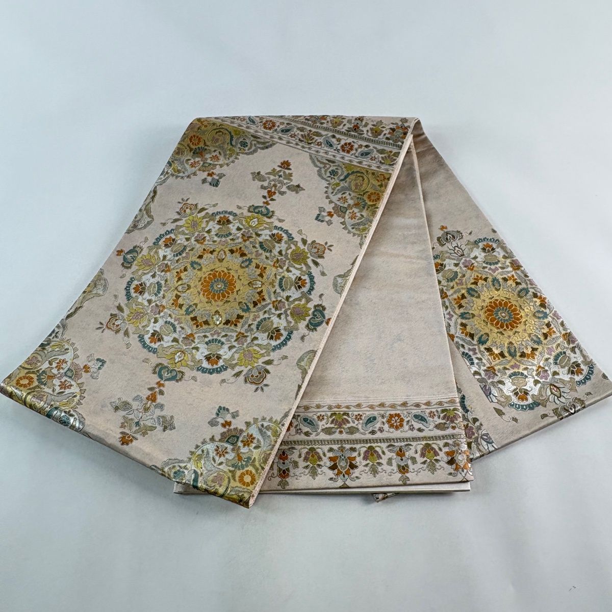 袋帯 名品 落款 華文 花唐草 螺鈿 金銀彩 ピンクベージュ お太鼓柄 正絹 【中古】 袋帯 名品 落款 華文 花唐草 螺鈿 金銀彩 ピンクベージュ お太鼓柄 正絹 【中古】