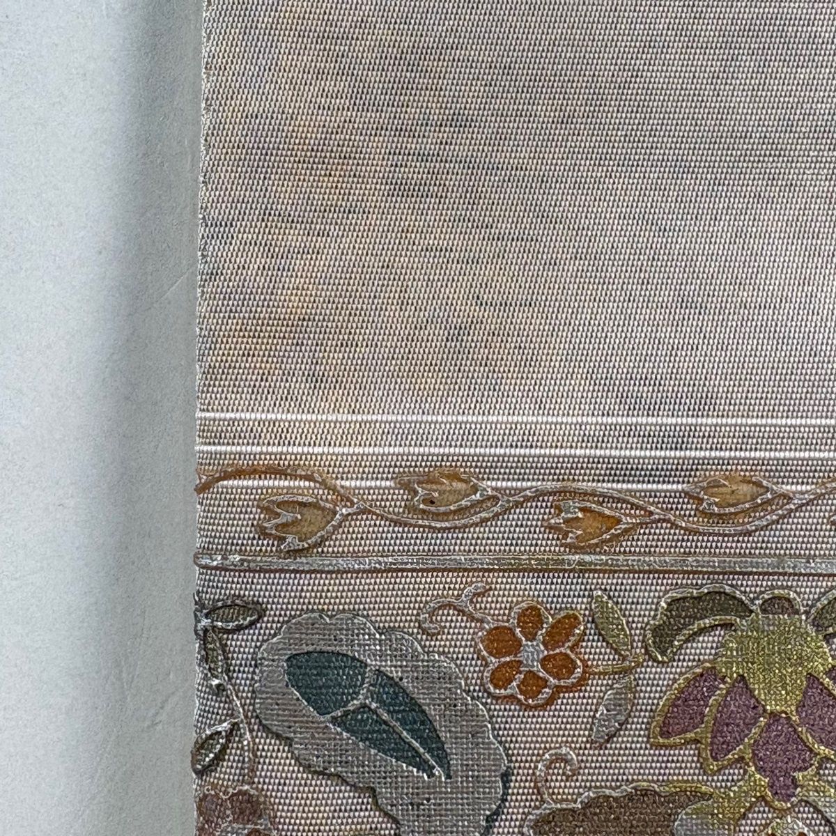 袋帯 名品 落款 華文 花唐草 螺鈿 金銀彩 ピンクベージュ お太鼓柄 正絹 【中古】 袋帯 名品 落款 華文 花唐草 螺鈿 金銀彩 ピンクベージュ お太鼓柄 正絹 【中古】