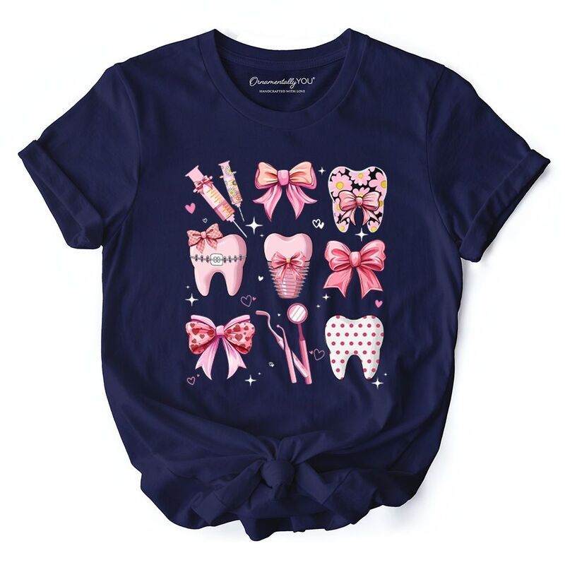 【送料無料】 オーナメンタリー ユー レディース Tシャツ トップス Dental Squad Coquette TShirt Pink Teeth Dentist Life Bow Tee Navy半袖(Tシャツ)