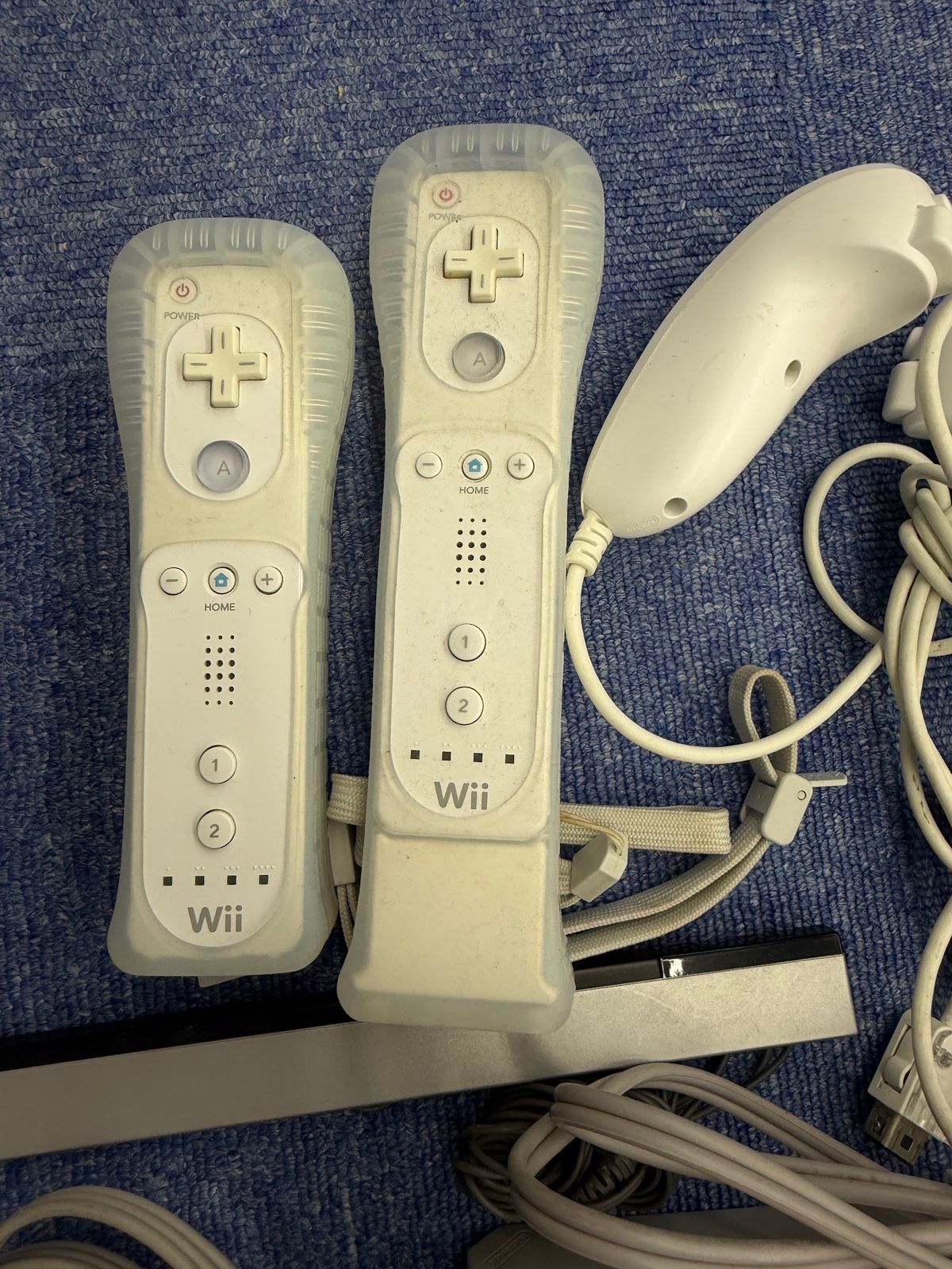 動作未確認】Nintendo Wii 本体 シロ リモコン2個・ヌンチャク2個