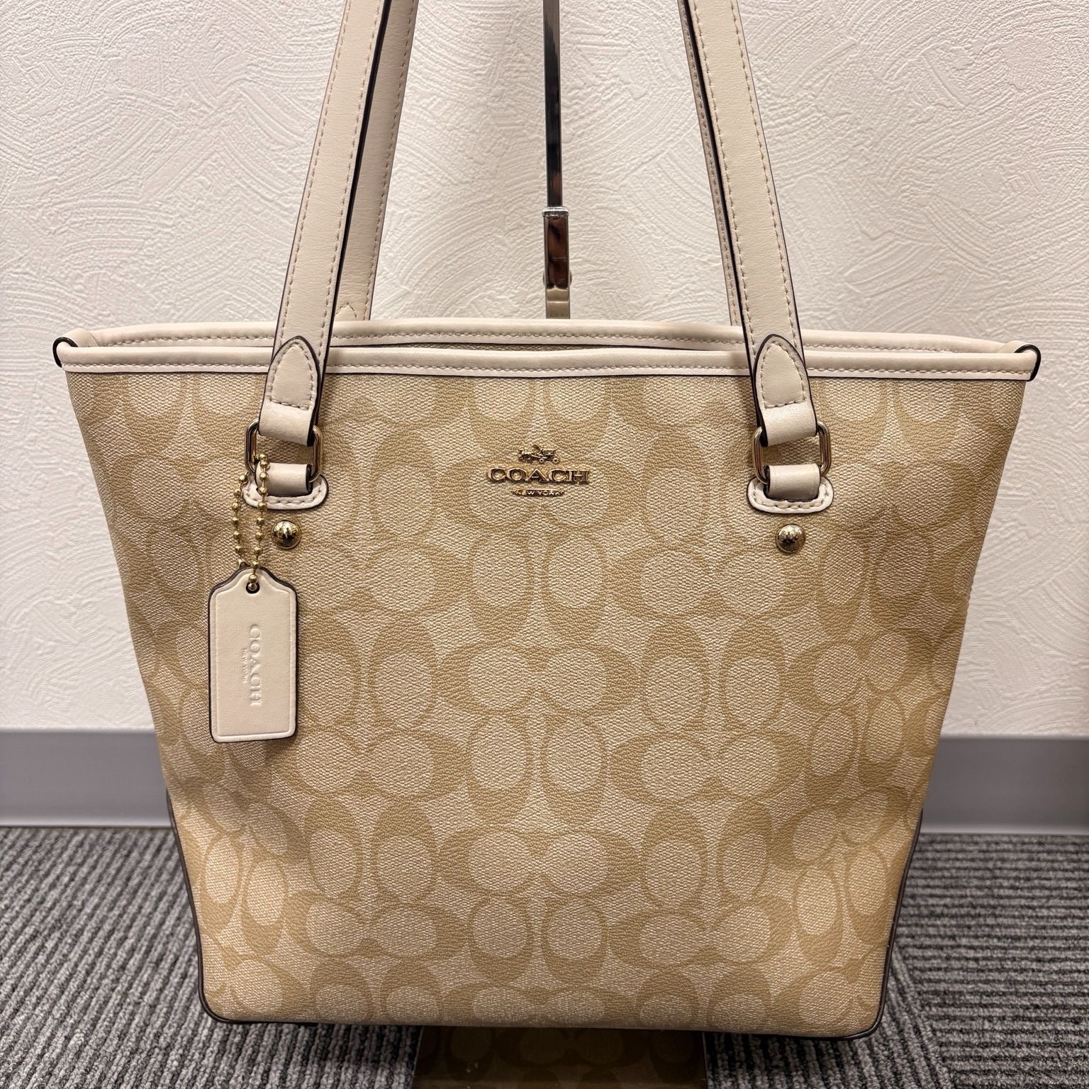 COACH コーチ シグネチャー トートバッグ ベージュ アイボリー - メルカリ