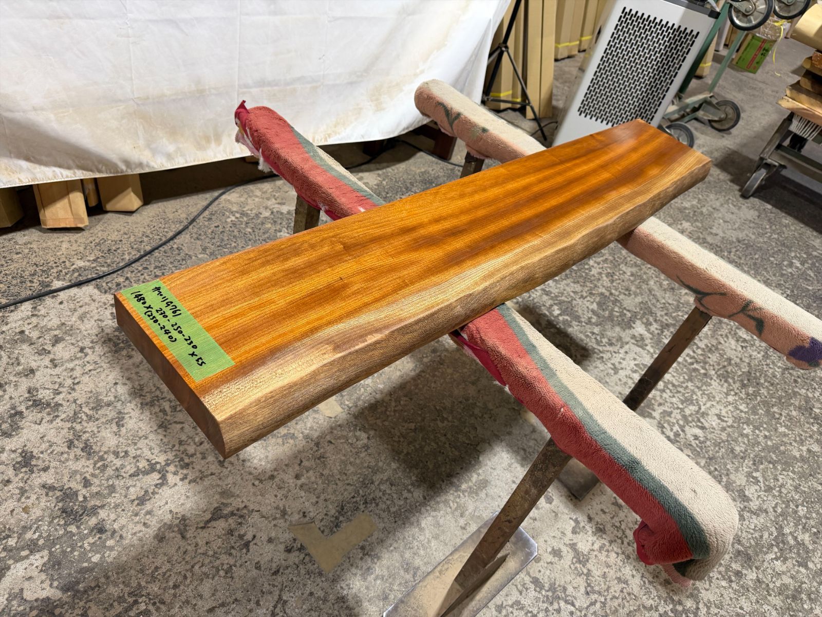 サペリ9761　一枚板無垢 乾燥材　1480ｘ230-250-230ｘ55mm カウンター　ローテーブル　センターテーブル　テーブル
