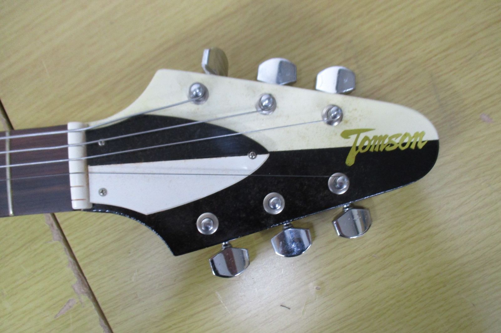 C243 Tomson トムソン フライングVタイプ エレキギター【ジャンク品