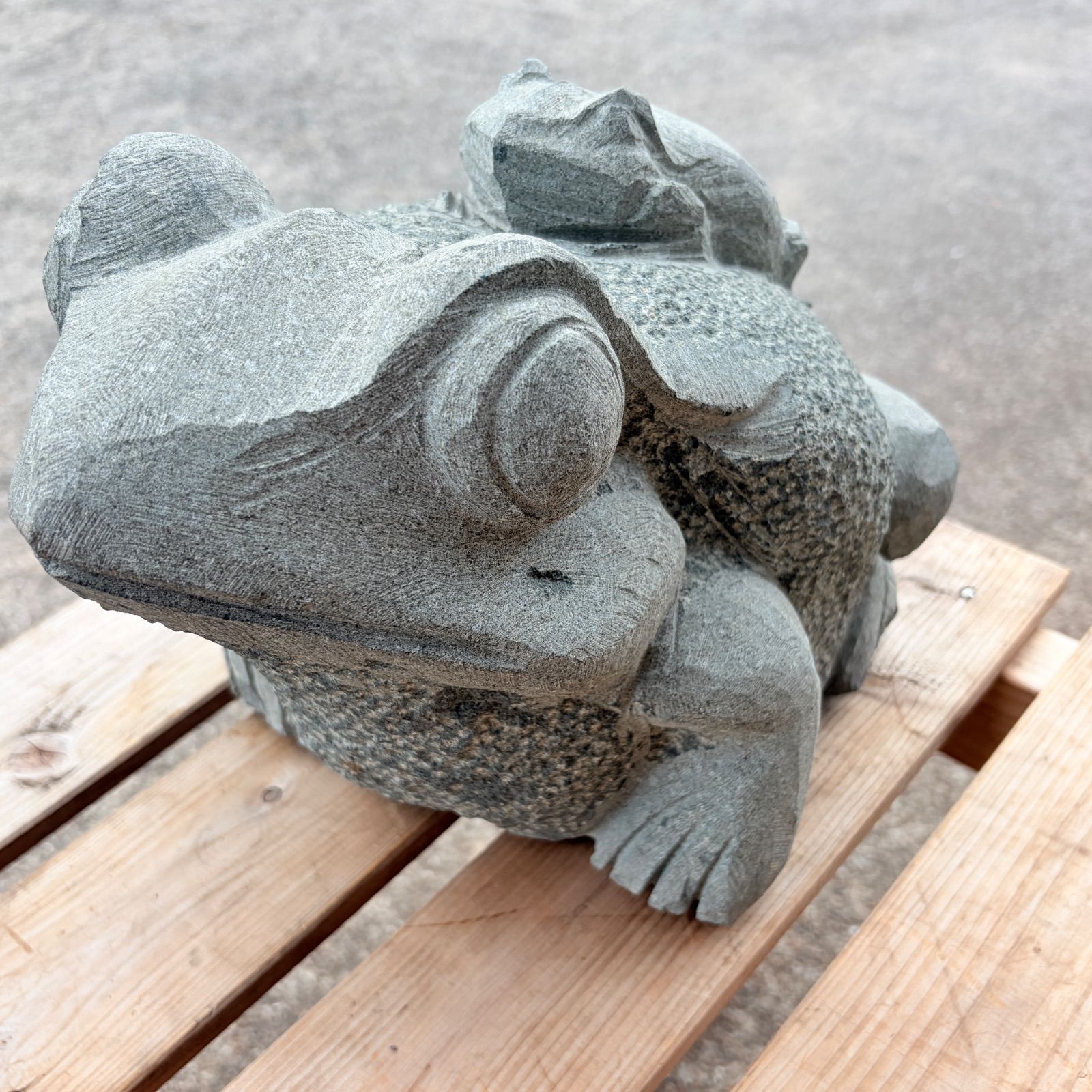 縁起物】親子蛙 石像 カエル 置物 庭石 オブジェ おんぶ蛙 - メルカリ