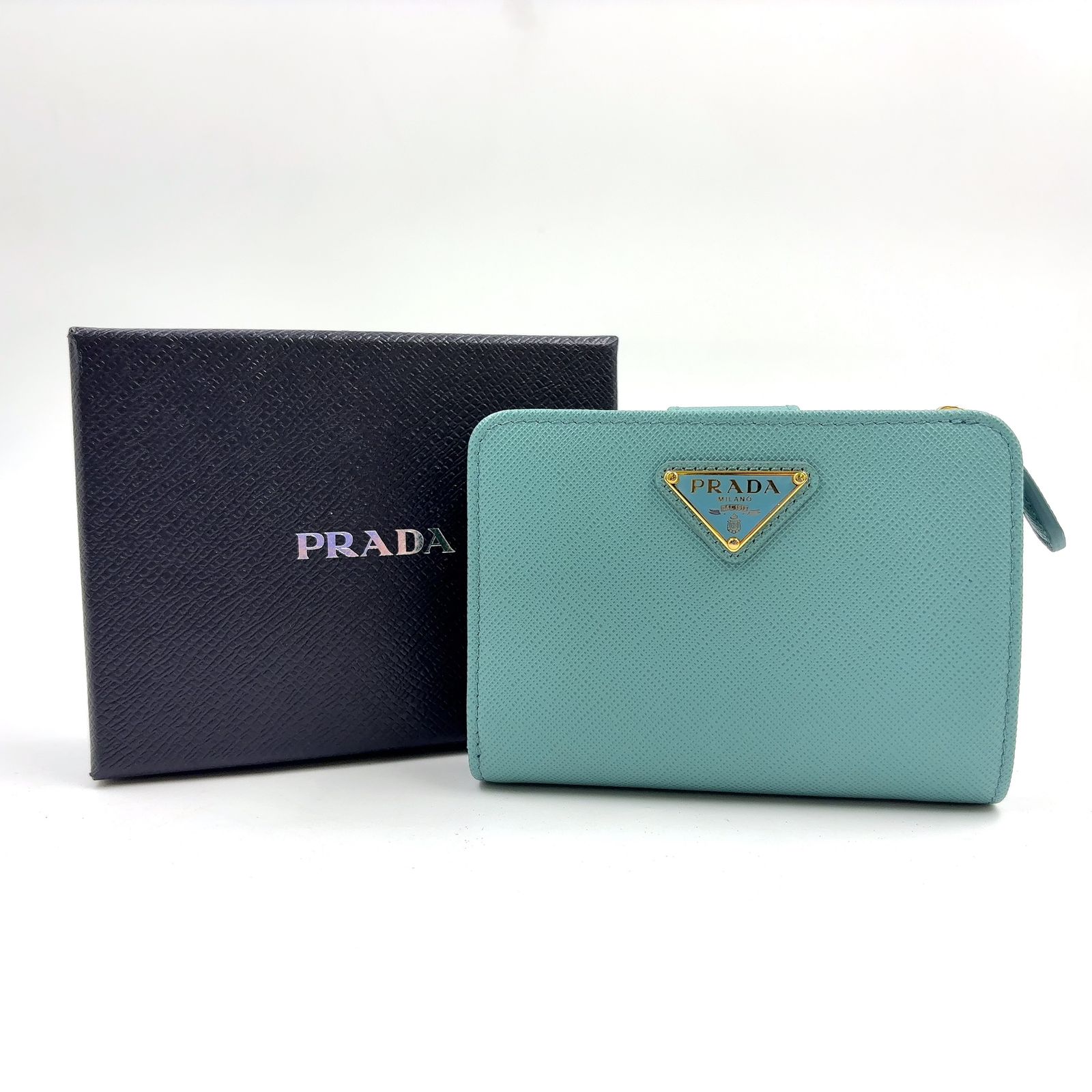 新着】PRADA サフィアーノ レザー ブルーグリーン 二つ折り財布
