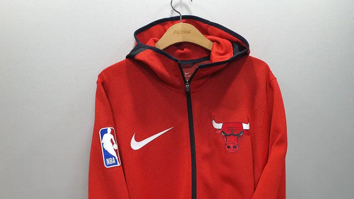 ナイキ Chicago Bulls（シカゴ・ブルズ） サーマ ジップアップ フーディー Mサイズ (横53 縦81)
