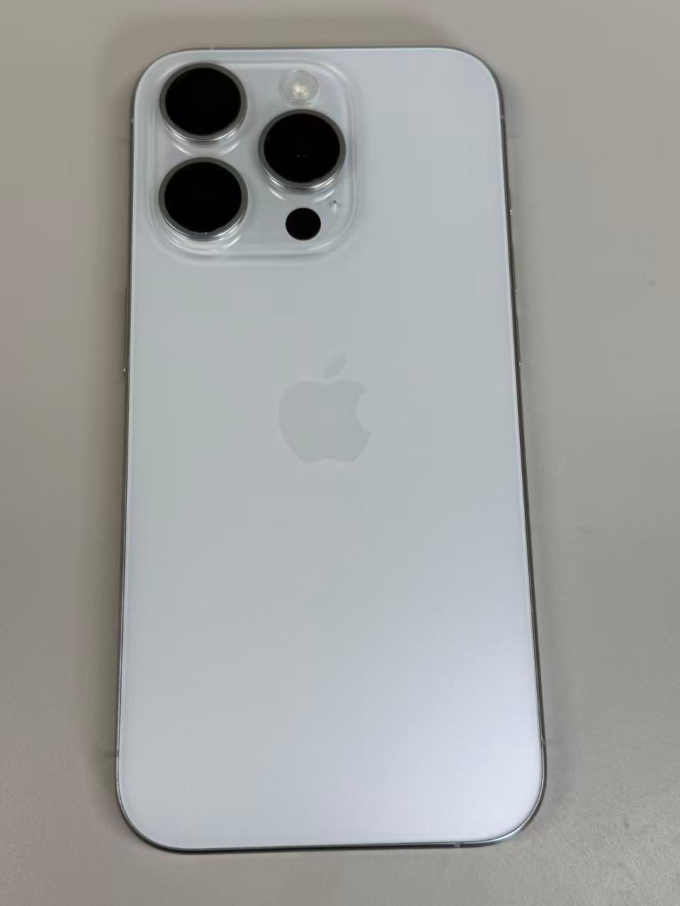 極美品 電池89% iPhone15 Pro 256GB ホワイトチタニウム SIMフリー