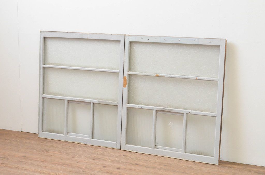 ▼現状販売▼ ガラス窓2枚セット ヴィンテージ建具 昭和中期 小窓付き 4～7営業日前後で発送(※修理加工希望の方3ヶ月程で発送) R-067553
