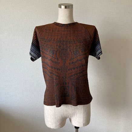 ISSEY MIYAKE イッセイミヤケ 総柄 半袖 プリーツトップス 14,976円