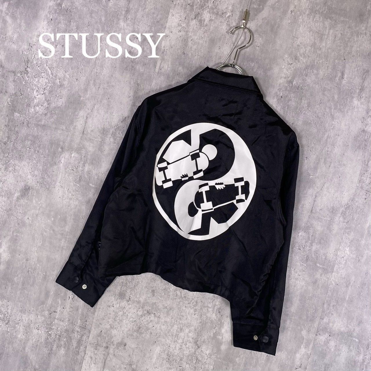 『STUSSY』ステューシー (S) スケートボードグラフィックプリントショート丈コーチジャケット