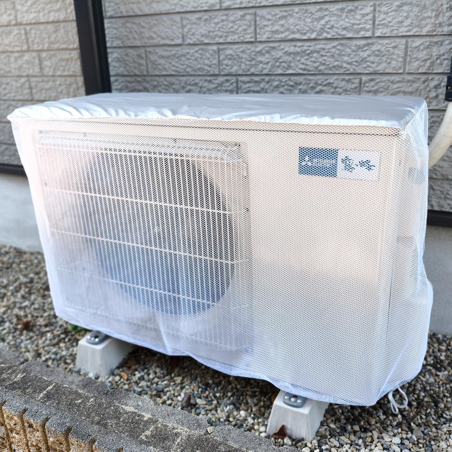 アストロ エアコン室外機カバー 取り付け簡単 取り外し不要 通気性の良いメッシュ生地 装着したままエアコンが使える 室外機保護カバー 底部に固定ヒモ付き 日よけ 遮光 防塵 節電 ホコリ 虫 ゴミ 直射日光 雨 風 対策 ホワイト 113-62 1