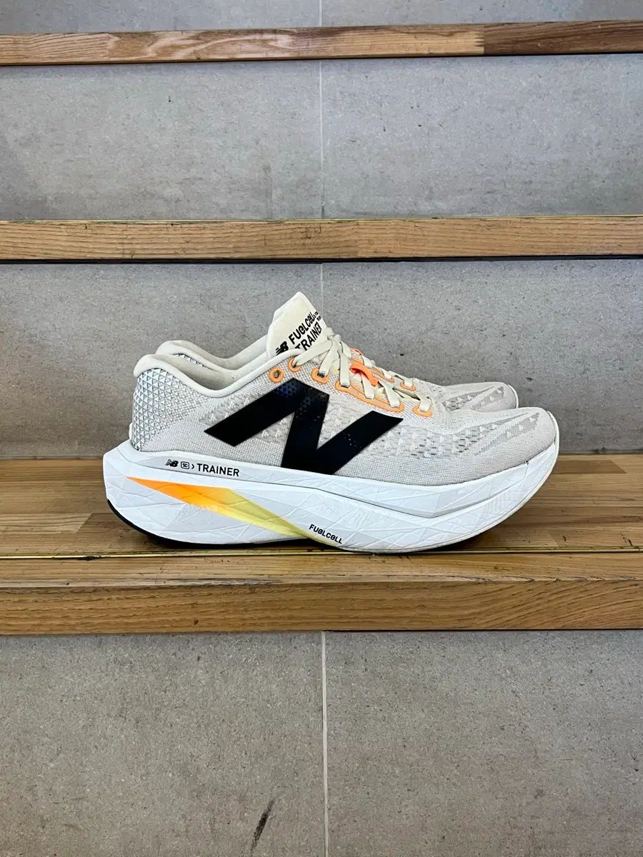 ニューバランス NEWBALANCE フューエルセル SC トレーナー V3 アイボリー 275