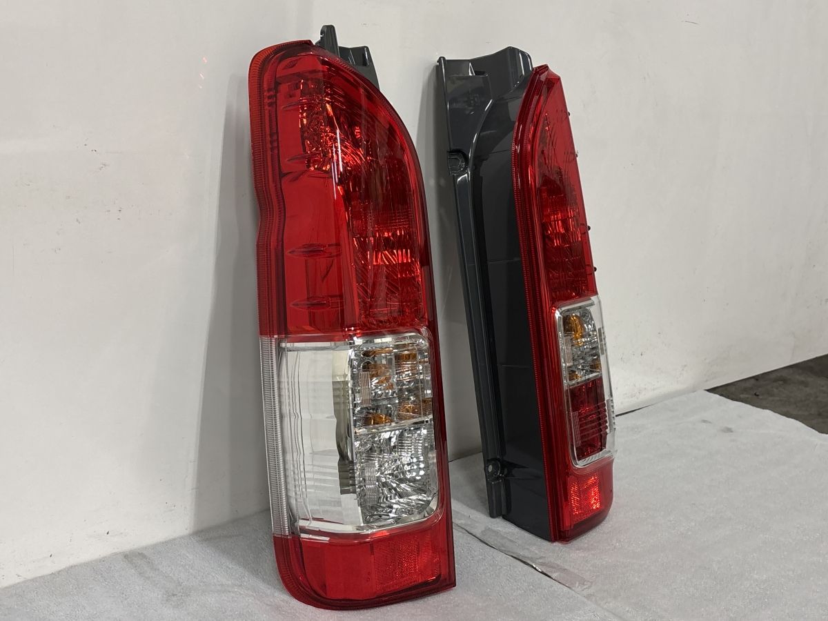 新車外し】トヨタ 200 ハイエース 純正 テールランプ 左右セット 品番