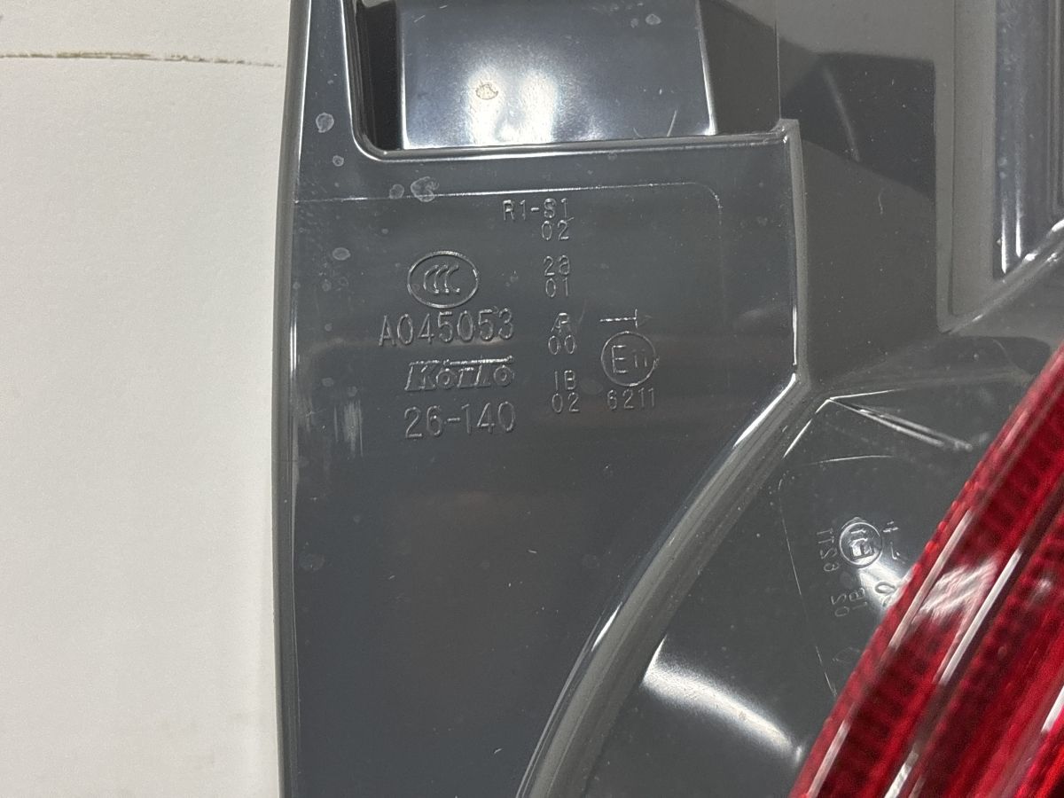 新車外し】トヨタ 200 ハイエース 純正 テールランプ 左右セット 品番